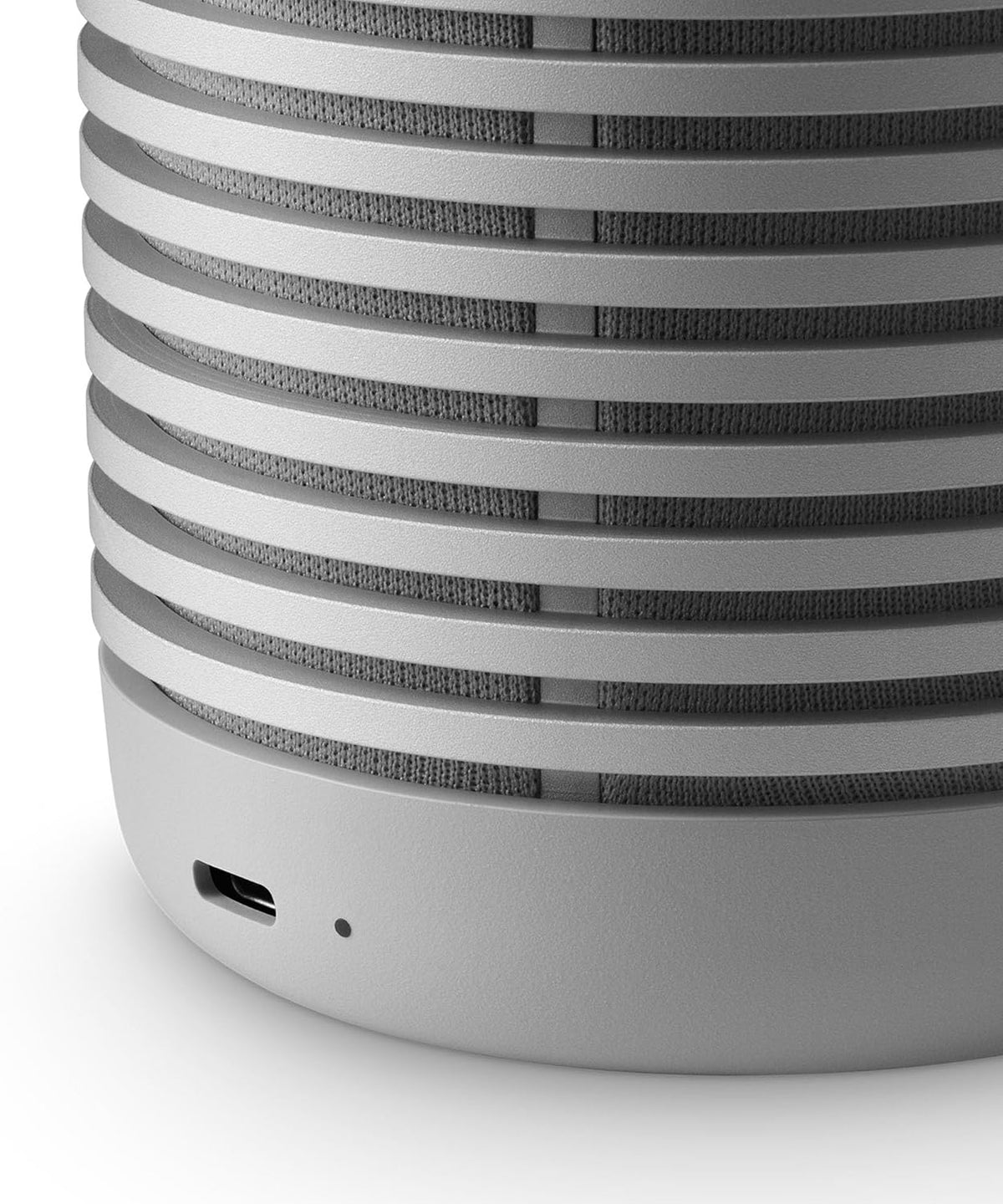 Bang & Olufsen Beosound Explore – Altavoz Bluetooth inalámbrico portátil para exteriores, hogar y viajes, 27 horas de autonomía, resistente al agua, sonido 360° + cable de carga USB-C – Negro antracita