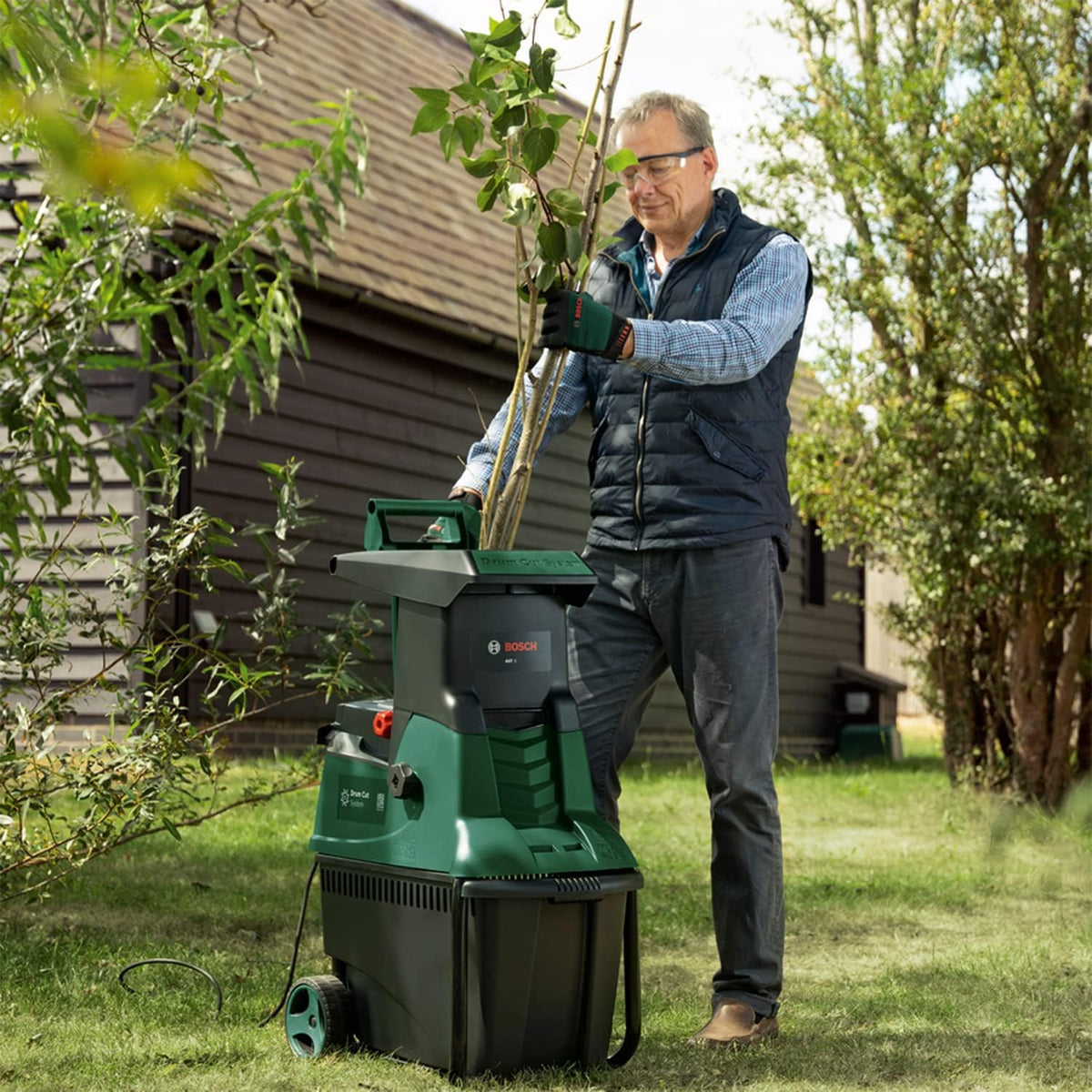 Trituradora de turbina Bosch AXT 25 TC (2500 W; adecuada para madera y residuos de jardín duros; incluye guantes de jardinería; caja colectora integrada de 53 l; en caja de cartón) – Edición