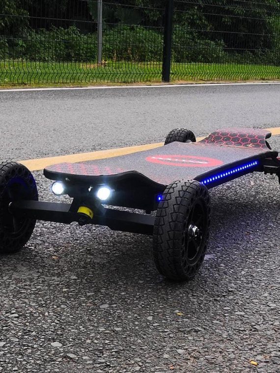 Patineta eléctrica 4000 vatios | 12S3P | 35 mph | 22 millas de autonomía | Ruedas de 6″ | Luces geniales | – Negro