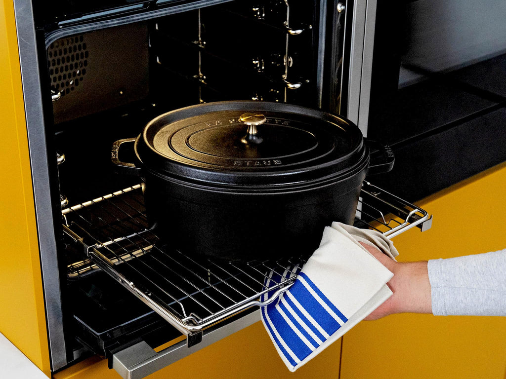 STAUB Cocotte fuente de hierro fundido con tapa, 33 cm, 6,7 L, ovalada, apta para inducción, fabricada en Francia, negro