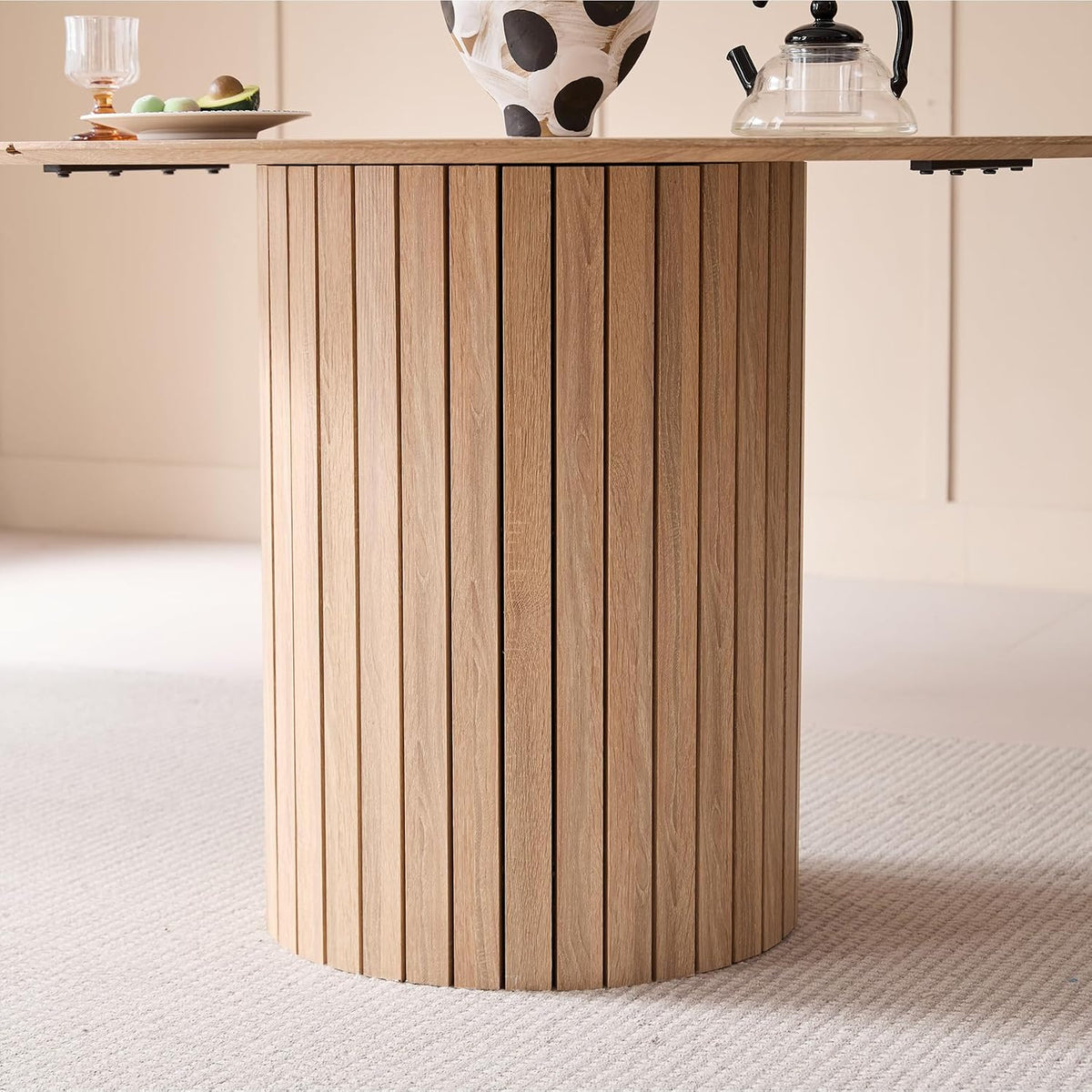 Okrągły stół do jadalni 120 cm dla 4-6 osób; rustykalny stół kuchenny z cylindryczną podstawą, płytą MDF i drewnianym cokołem żebrowym (tekstura jasnego drewna)