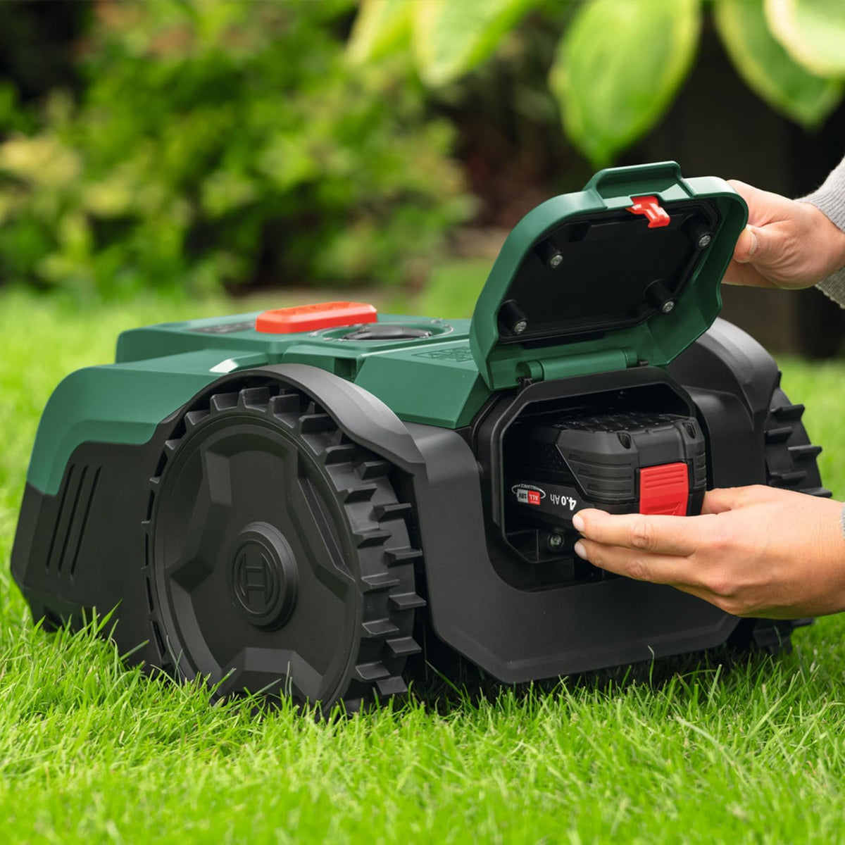 Robot cortacésped a batería VISIMOW18V-100 (para superficies de césped de hasta 100 m², ancho de corte: 16 cm, altura de corte: 20-60 mm, con cuchillas de repuesto, incl. batería y cargador)