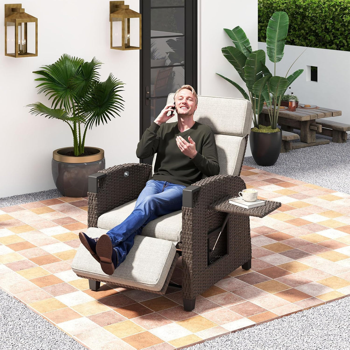 Tumbona relax Amopatio, sillón reclinable, tumbona de ratán con respaldo ajustable y mesa plegable, sillón de jardín para exteriores resistente a la intemperie, para terraza, jardín, balcón – Beige y marrón