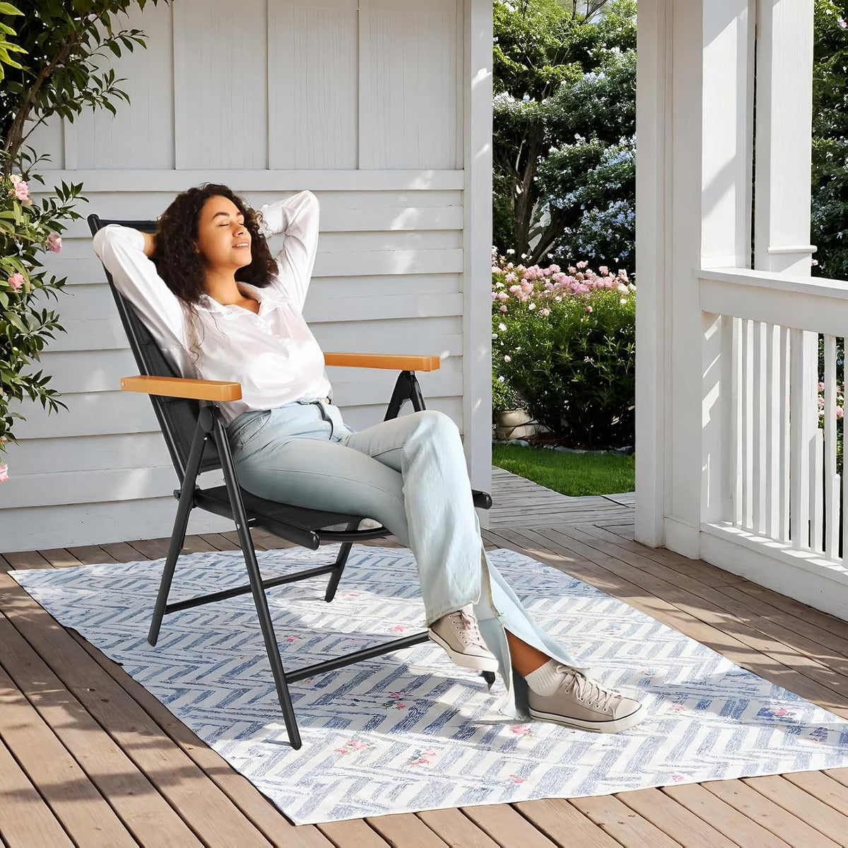 LIFERUN Silla de jardín plegable con respaldo alto, juego de 2 sillas de aluminio para balcón, reposabrazos de WPC, con respaldo y asiento acolchados, ajustable en 7 posiciones, hasta 120 kg, silla de comedor para exteriores, negro, 2 unidades
