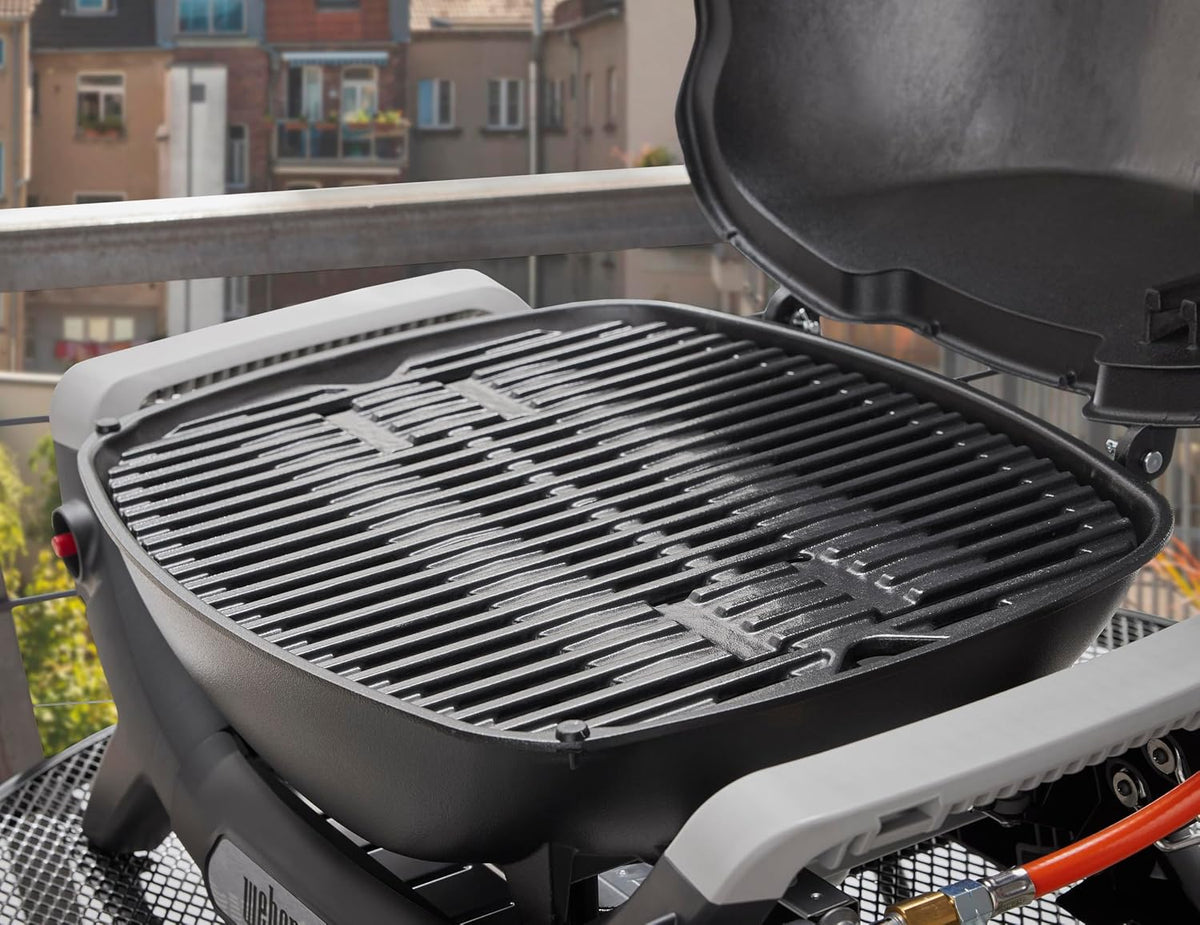 Barbacoa de gas Weber Q 1100N/Barbacoa portátil y ligera para camping, terrazas y balcones con quemador de alto rendimiento, parrillas de hierro fundido vitrificado y encendido electrónico, negro medianoche