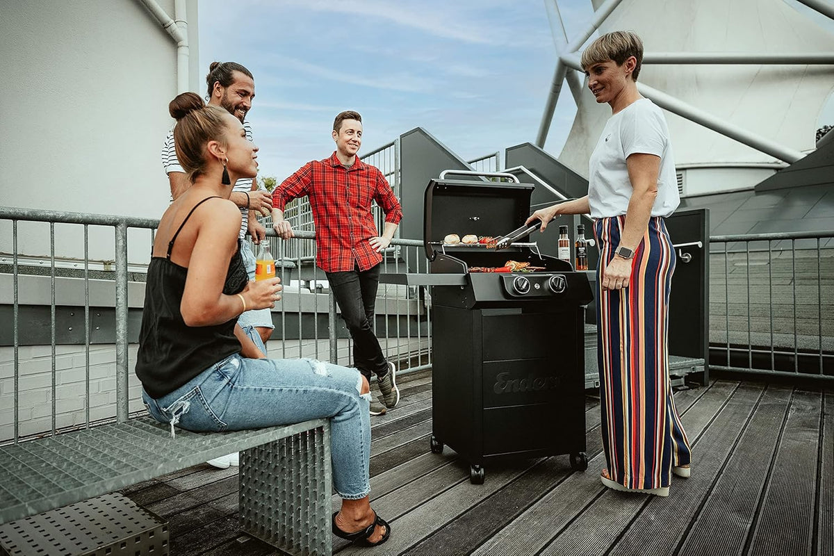 Barbacoa eléctrica Enders eCRAVE 2, con parrilla de hierro fundido, carrito con amplio espacio de almacenamiento, sistema de limpieza SIMPLE CLEAN™, 2 potentes elementos calefactores, tapa de cocción estable con termómetro integrado #97116