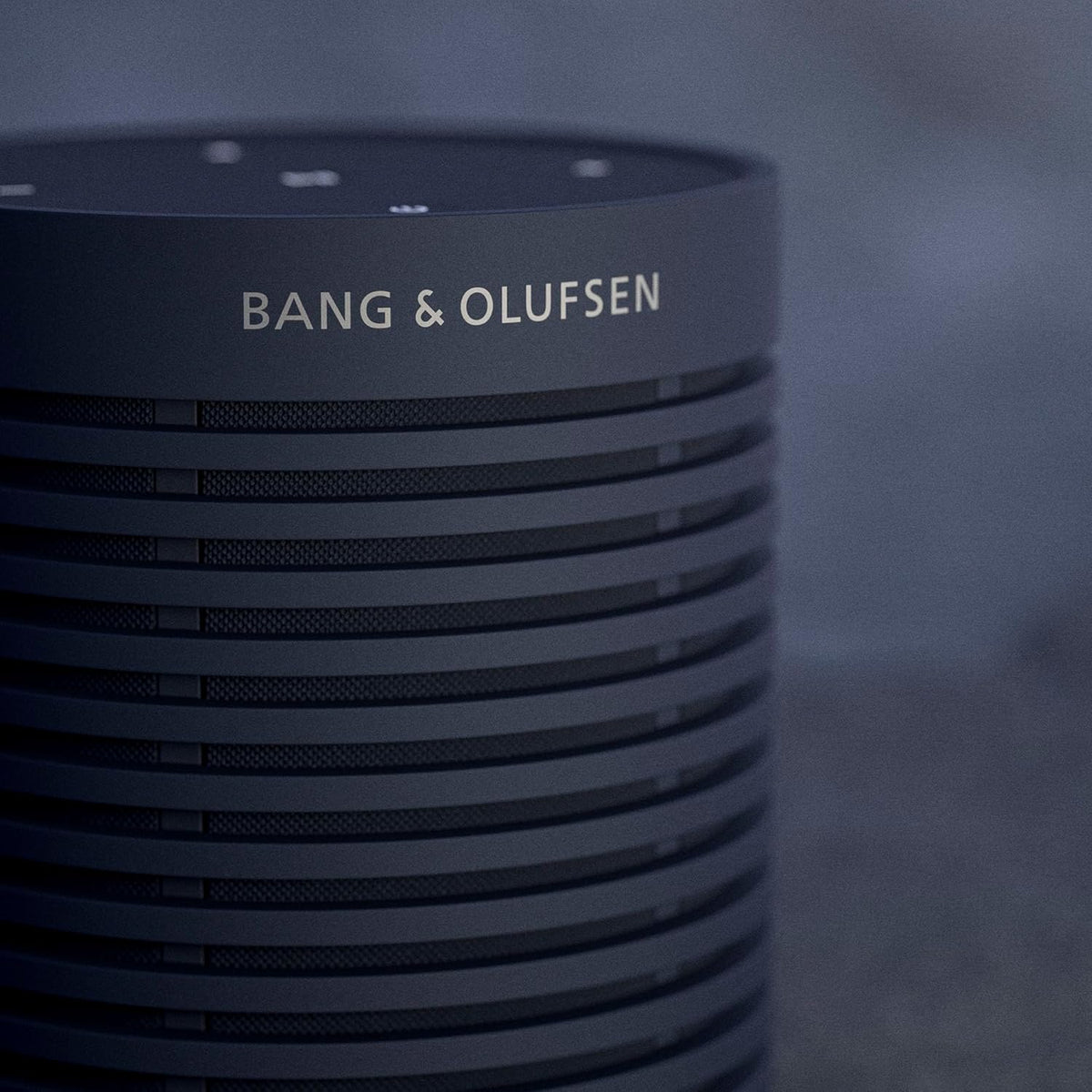 Bang & Olufsen Beosound Explore – Altavoz Bluetooth inalámbrico portátil para exteriores, hogar y viajes, 27 horas de autonomía, resistente al agua, sonido 360° + cable de carga USB-C – Negro antracita