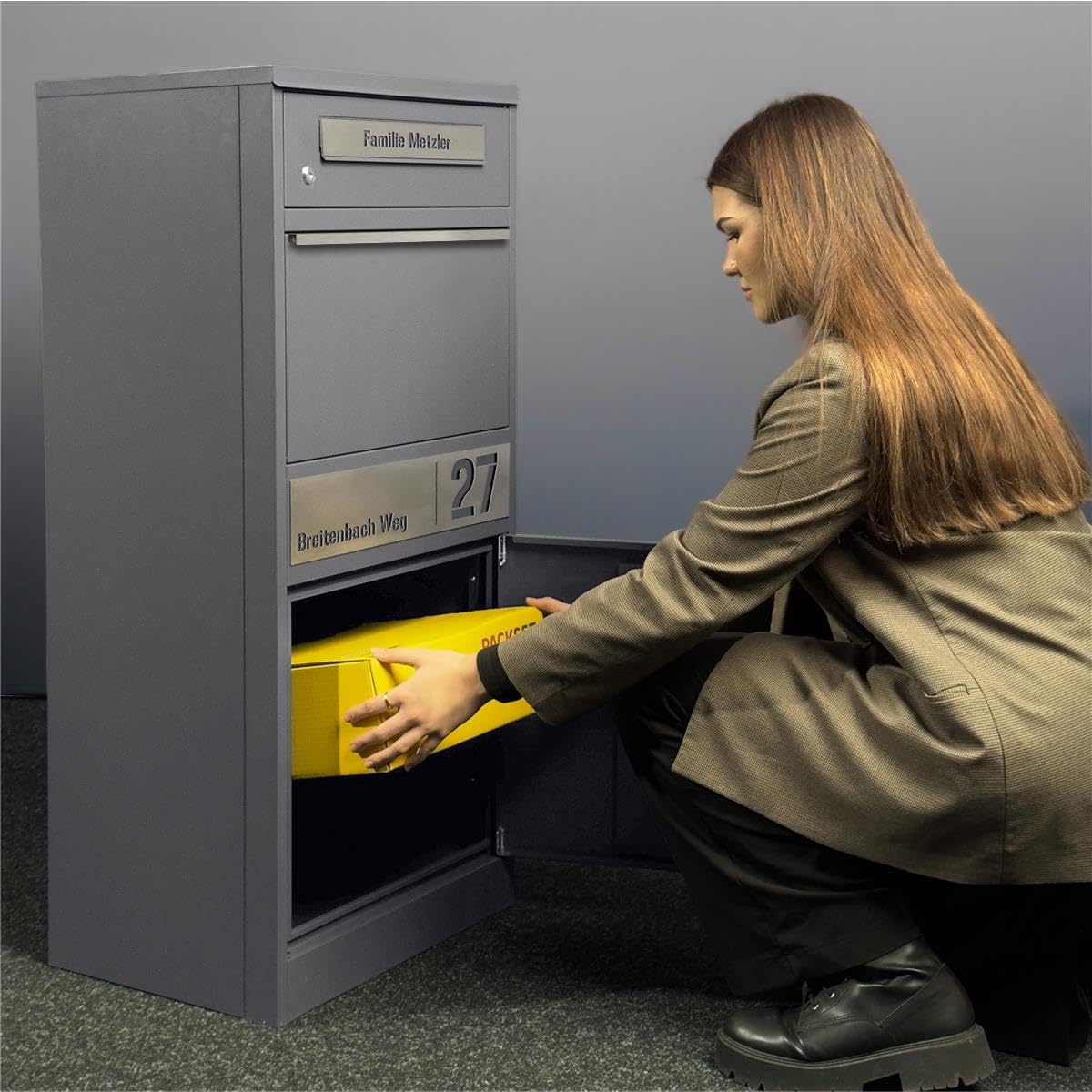 Buzón y casillero para paquetes Metzler, acero inoxidable y sólido, casillero para paquetes exterior grande XXL, buzón de pie moderno, caja para paquetes, buzón de correos en RAL 9007 aluminio gris con grabado de nombre, modelo Bispo 2