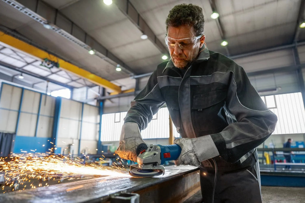 Bosch Professional: szlifierka kątowa GWS 12-125 (Ø tarczy: 125 mm, moc 1 200 W, zabezp. przed ponownym rozruchem, 1 diam. tarcza tnąca, ręk. dod., pokrywa ochronna, nakrętka moc., walizka)