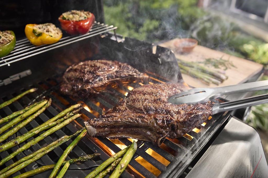 Barbacoa de gas Weber Spirit E-410 / 4 quemadores, encendido piezoeléctrico, ruedas robustas y rejilla de calentamiento, superficie de cocción de 51 x 46 cm, compatible con mesas laterales Weber Works, negro/plata