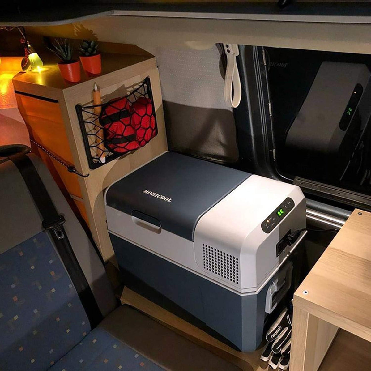 Nevera de compresor eléctrica Mobicool FR40, capacidad de 38 litros, 12/24V y 230V para coche, camión, barco, autocaravana y toma de corriente